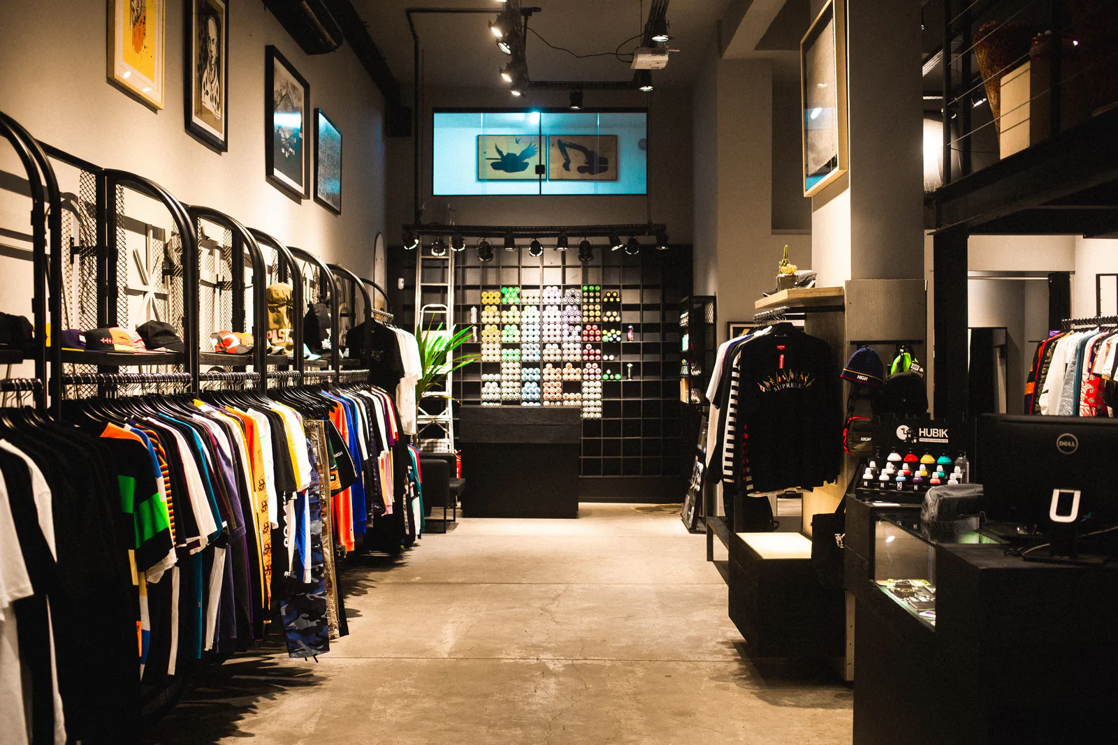 Commercial fan improving comfort in a trendy urban clothing store